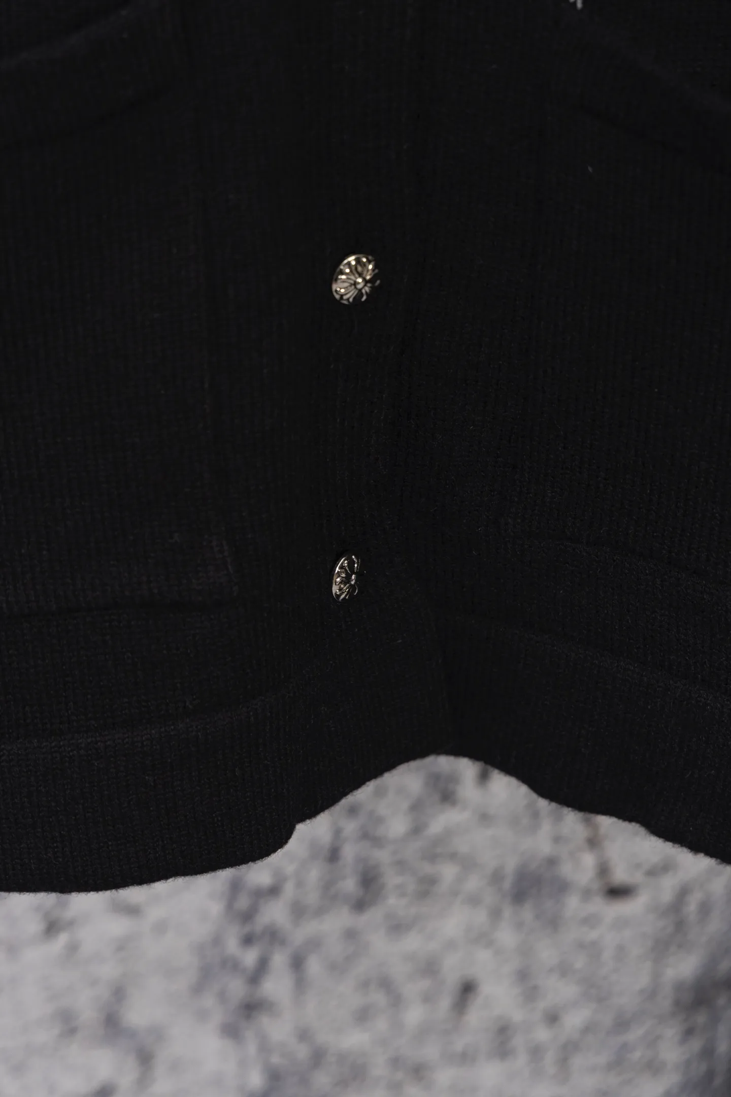 P240 -Chrome Hearts/Chrome Hearts Colorful cross leather cardigan jacket sweater. High weight, high density and high quality. The wool is soft, delicate and skin-friendly. It feels soft and silky. It has excellent warmth and skin-friendly properties. It is custom-woven and dyed without color difference. No matter the fabric or workmanship details, it is better than the ordinary version on the market. -The hardware and zipper accessories are all customized and full of details. Crow autumn and winter super heavy embroidery ➕ positioning leather label long-sleeved knitted cardigan lazy outer wear mid-length sweater -Colour: black white Size: S M L